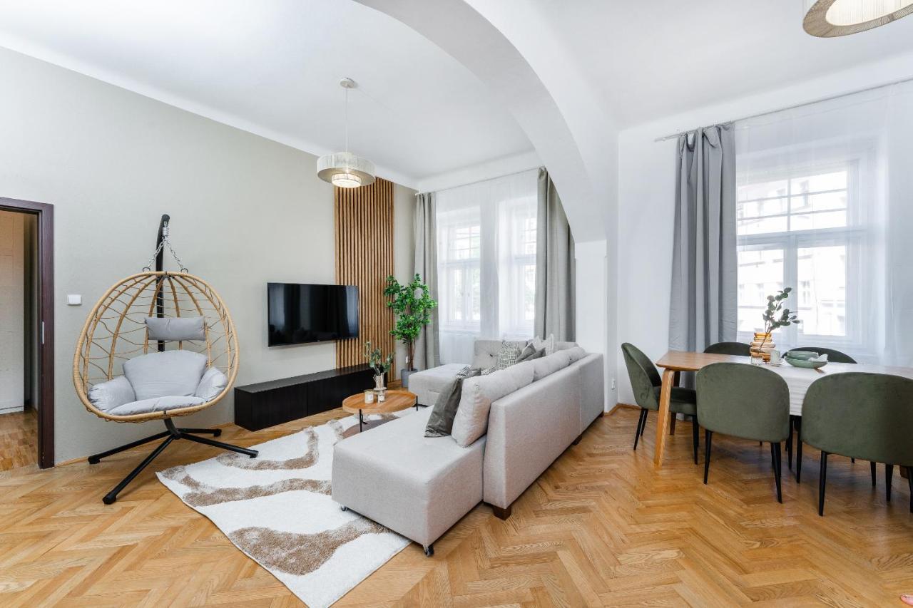 Spacious Near Center *