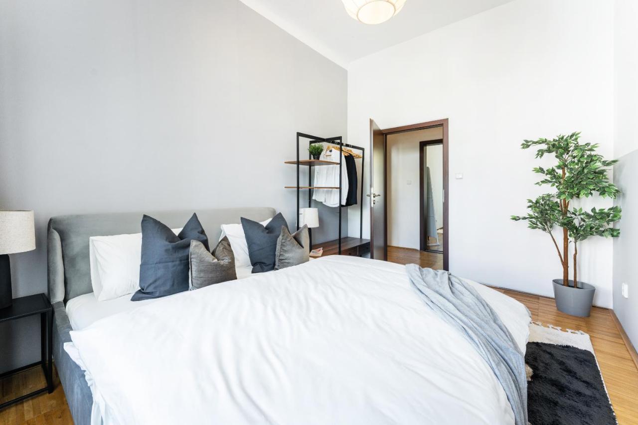 Spacious Near Center *